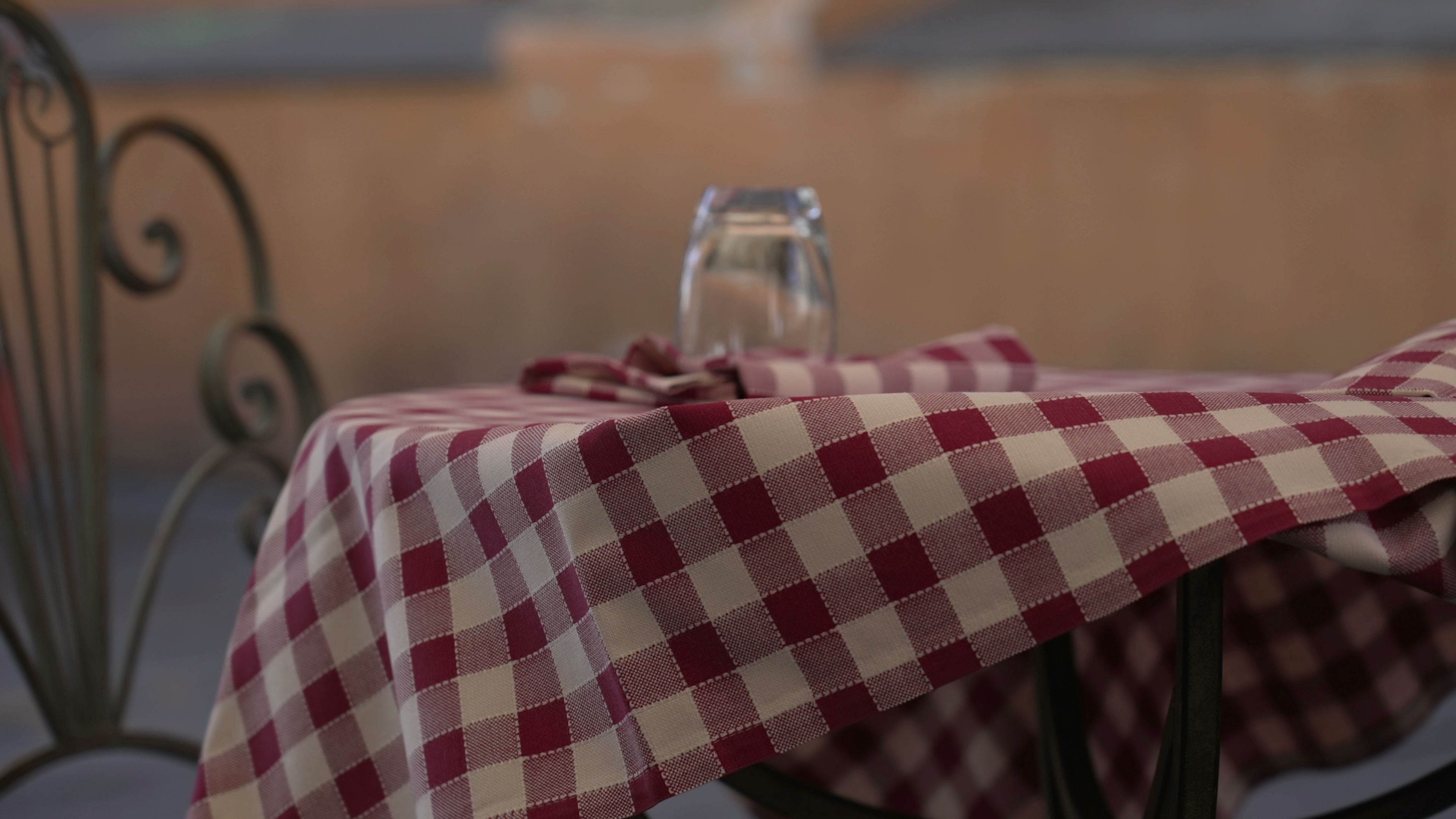 Nappe damier : l'élégance intemporelle pour votre table