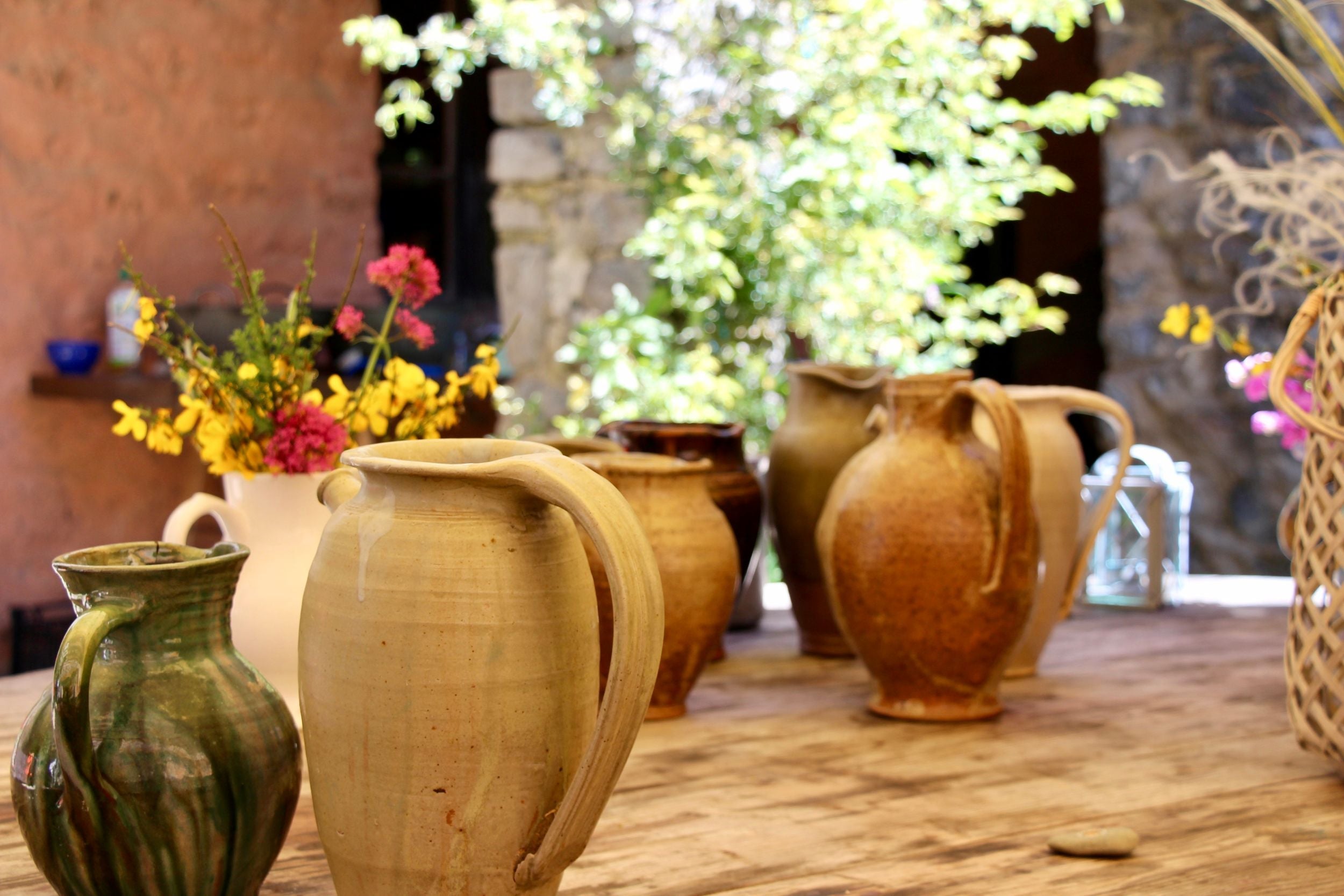 Comment nettoyer une carafe en terre cuite sans l’abîmer ?