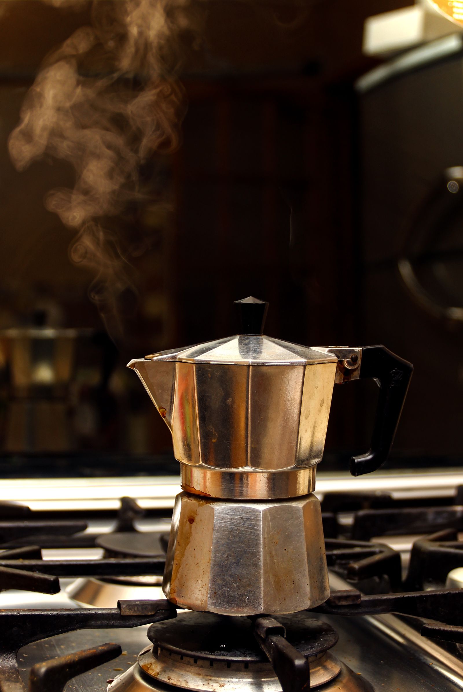 Café en grains et mouture fraîche pour régler une cafetière