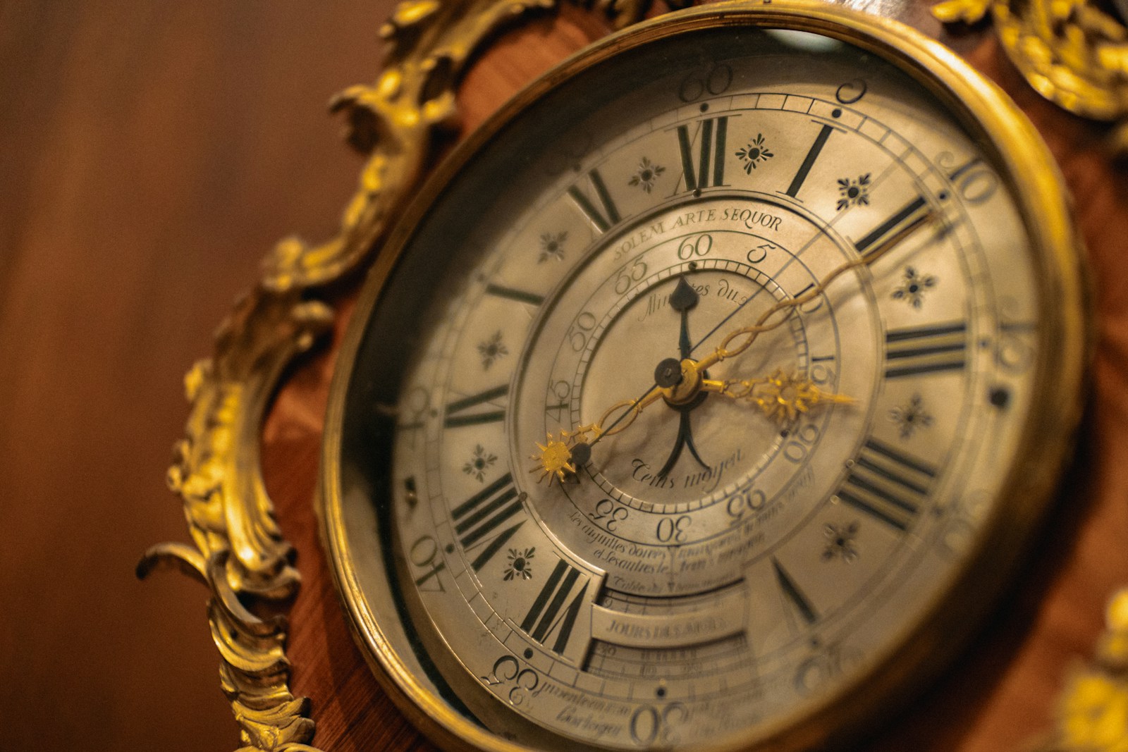 Horloge ancienne avec cadran détaillé, symbole de la quête de l'heure exacte