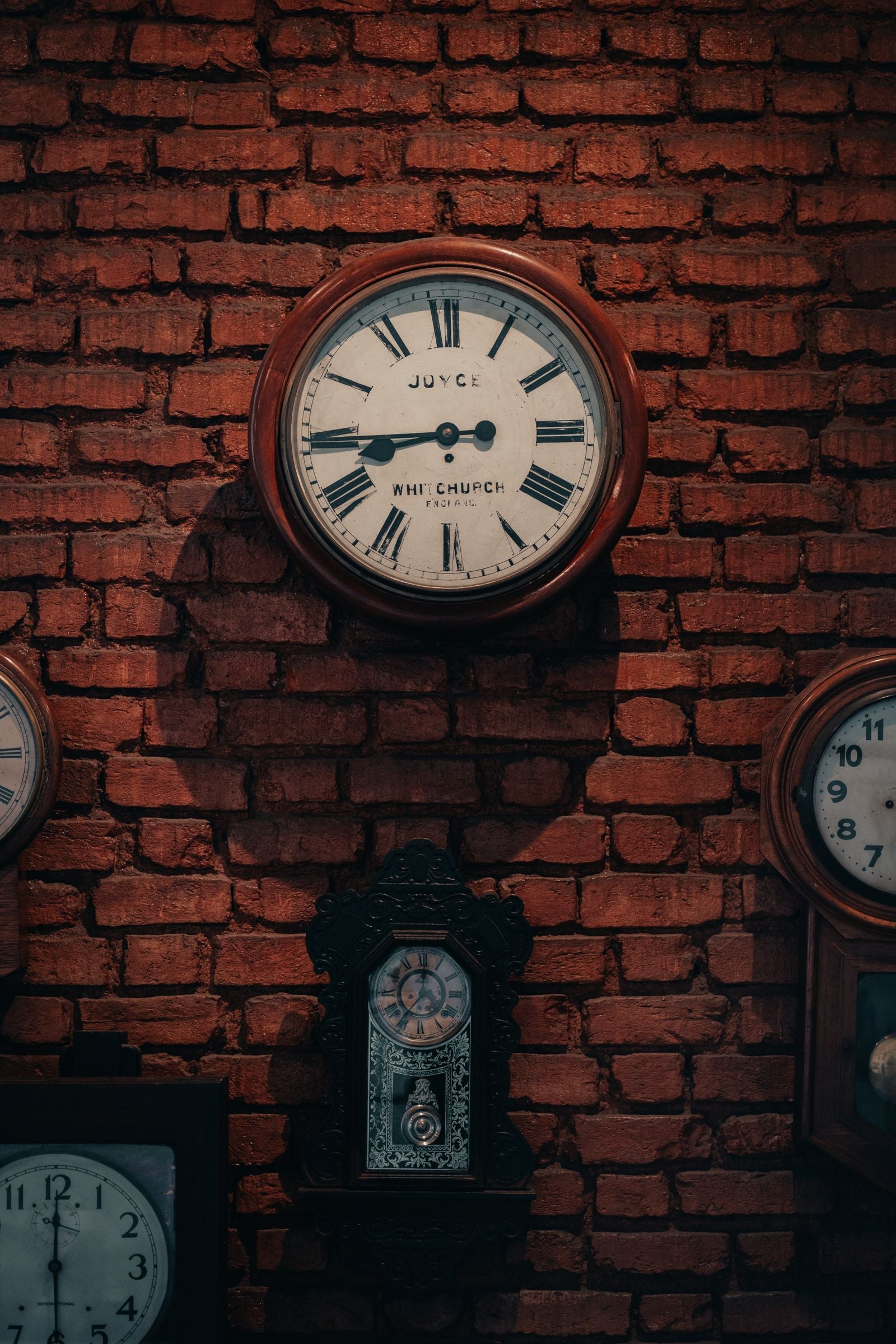 Horloges murales anciennes sur un mur de briques