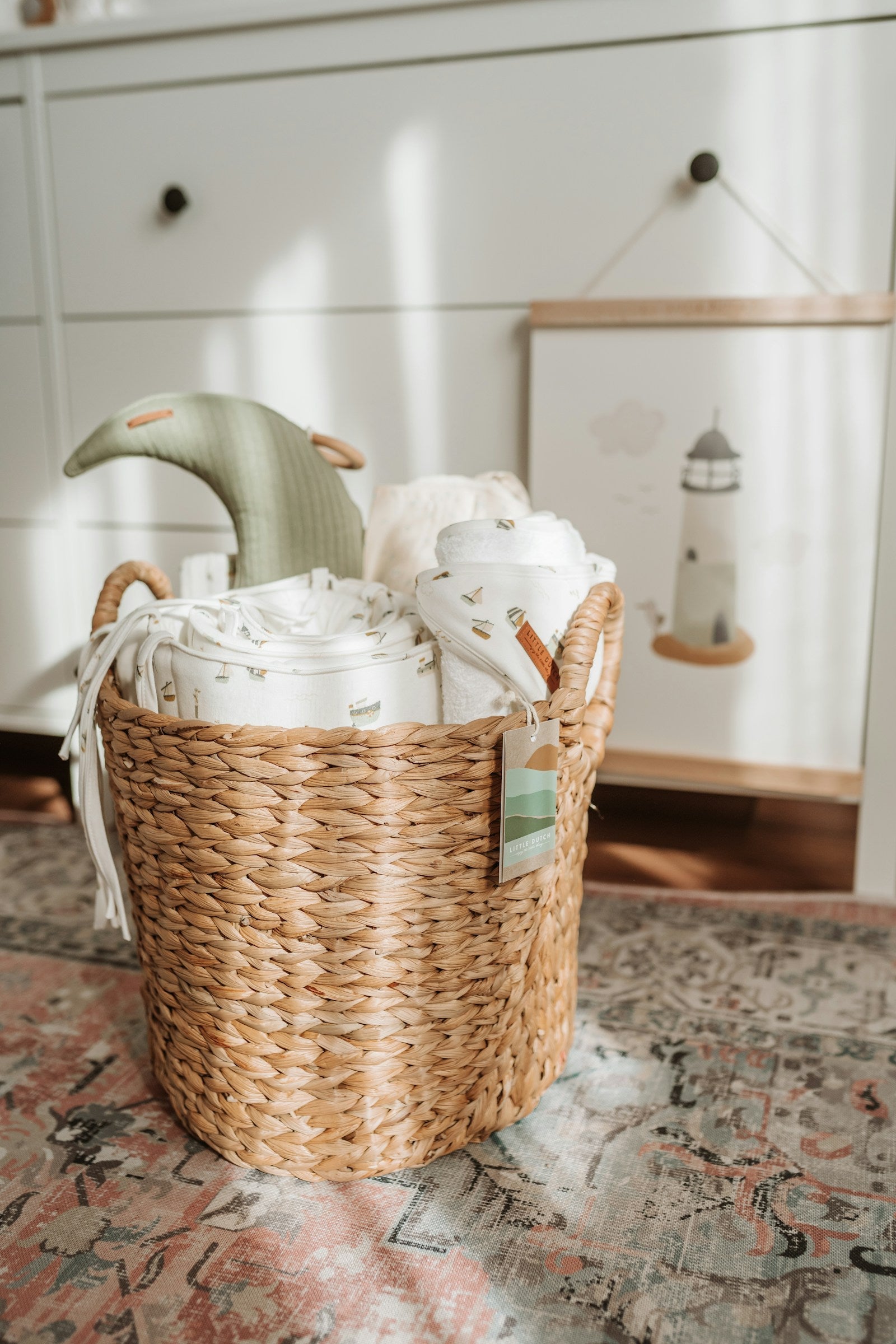 Panier en osier rempli de plaids dans un intérieur chaleureux
