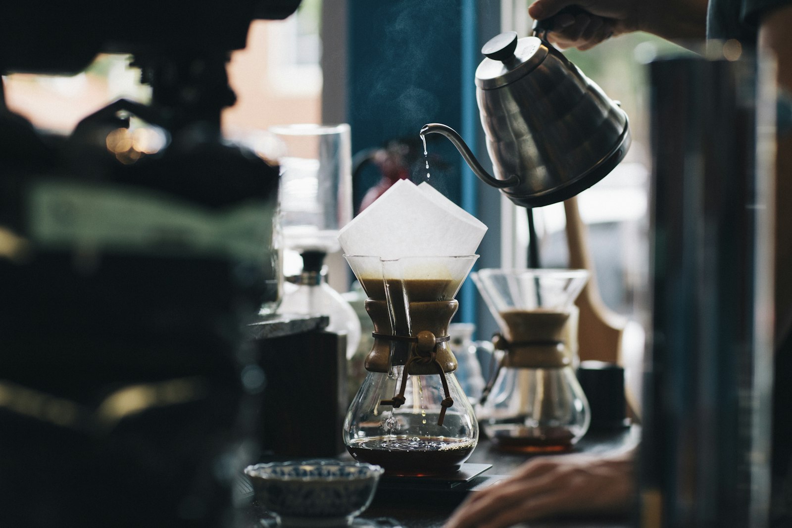 Grains de café entiers en gros plan pour choisir son café en grain