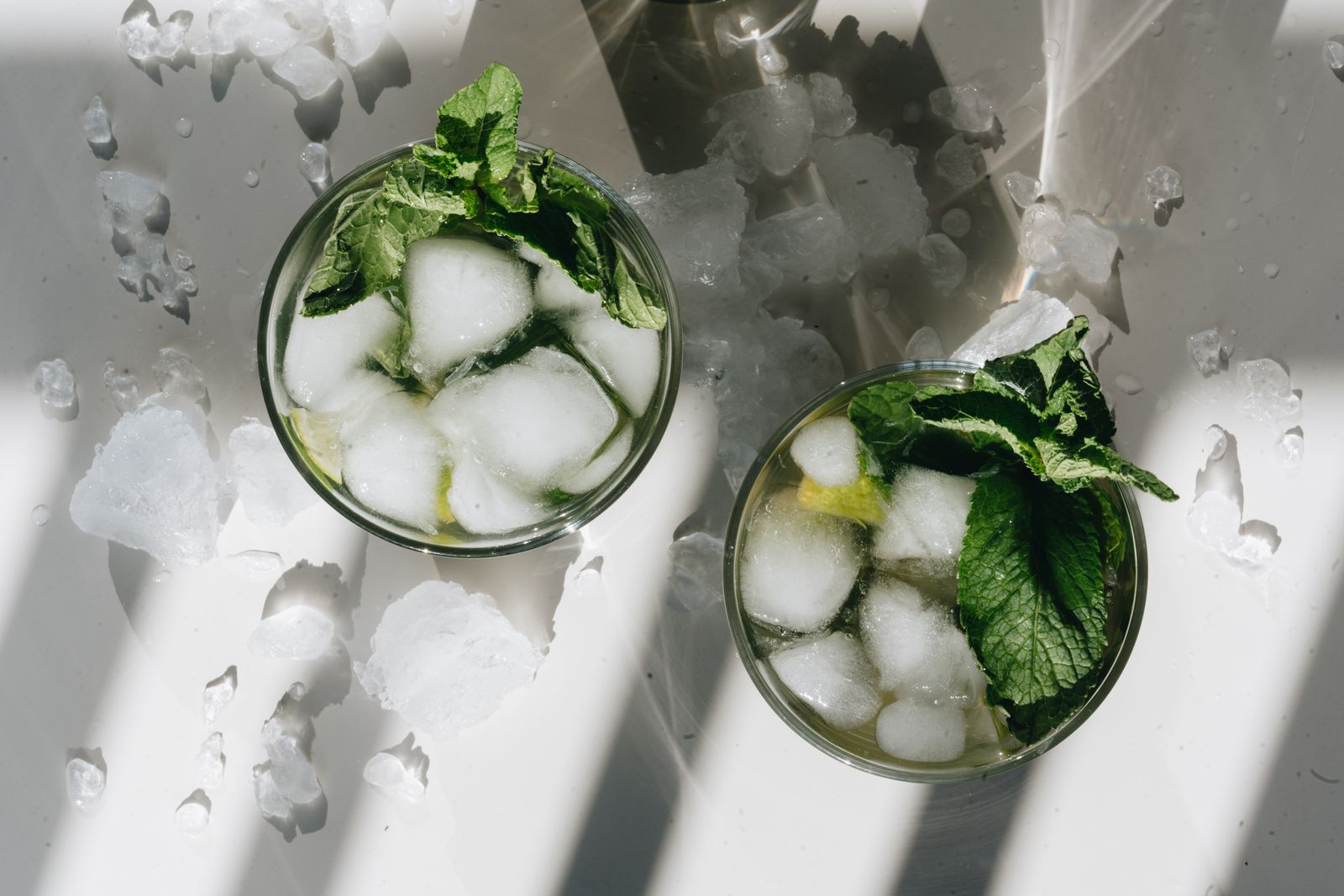 Deux verres de boisson fraîche à la menthe, glaçons et feuilles de menthe, lumière douce