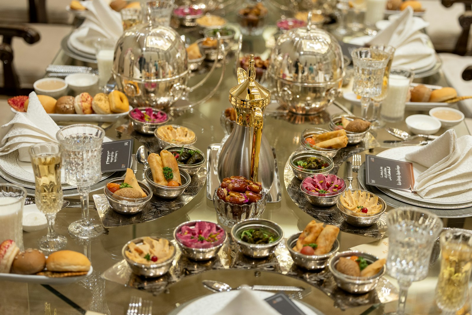 Table conviviale avec boissons, assiettes et accessoires d’apéritif