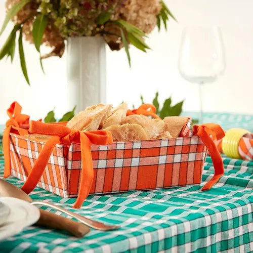 Corbeille à pain en tissu à carreaux orange et blanc, élégante et polyvalente, idéale pour présenter le pain sur une table élégante.