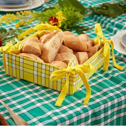 Corbeille à pain en tissu à carreaux jaunes, idéale pour présenter du pain sur une table décorée, accessoire polyvalent et élégant.