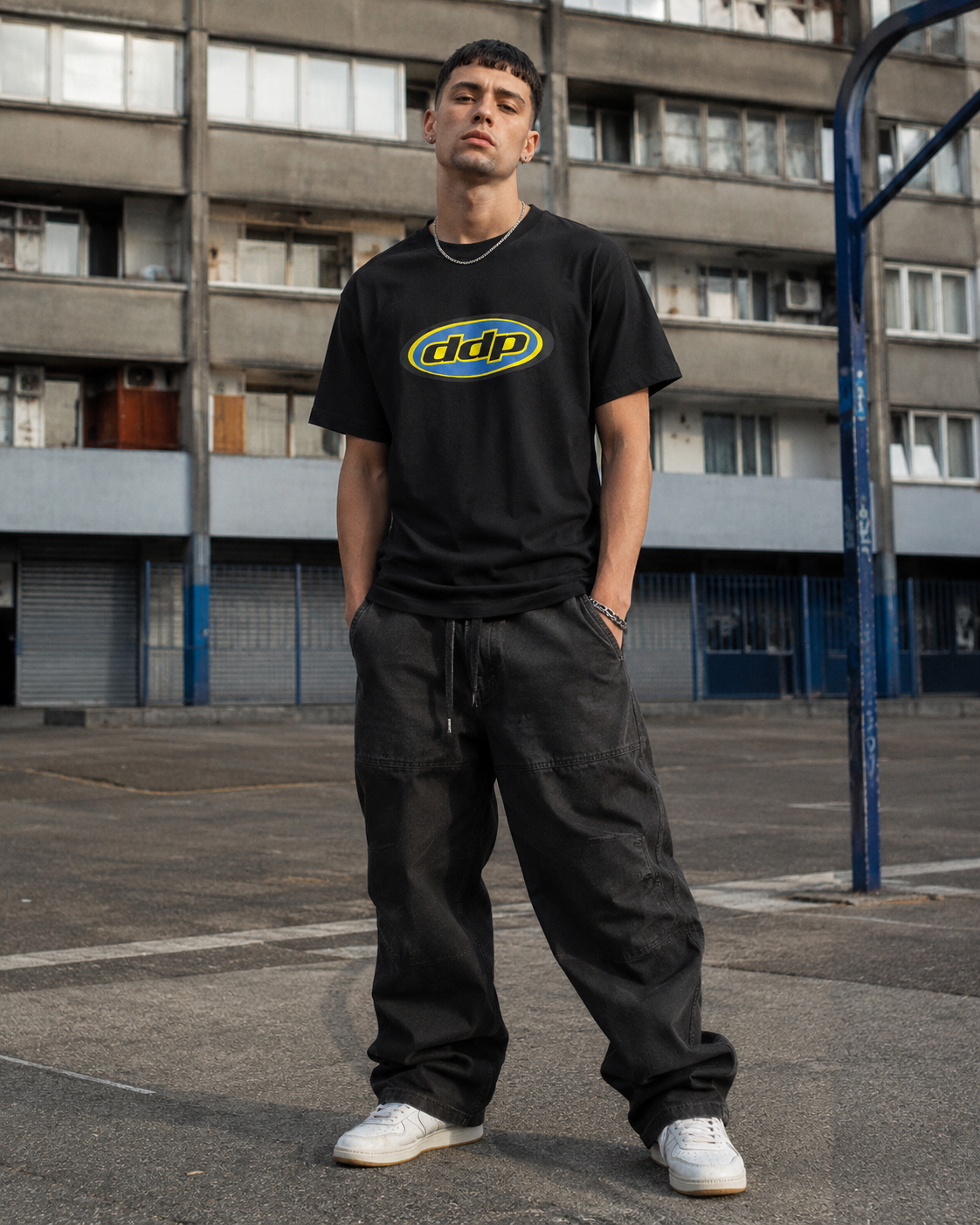 T-shirt DDP95 logo ovale noir porté – look streetwear DDP
