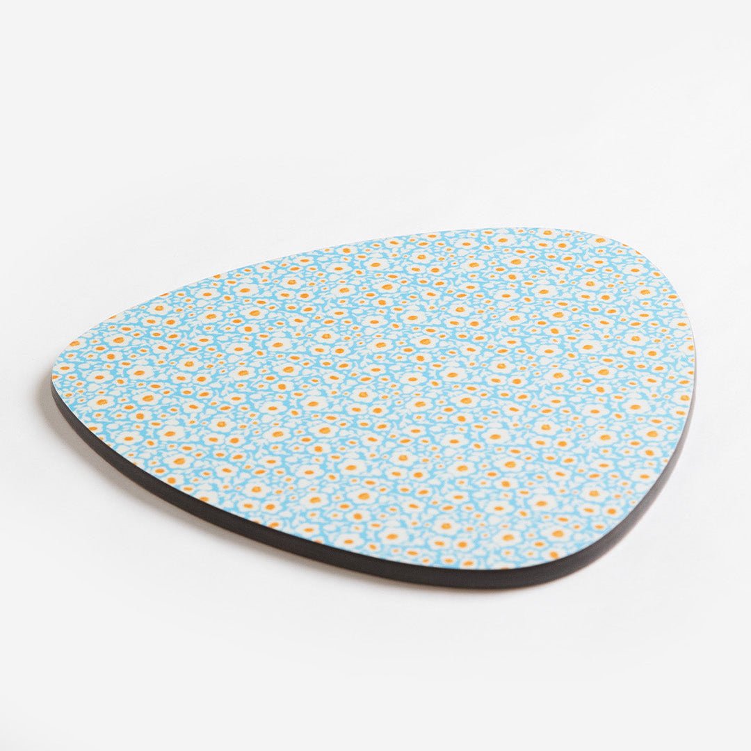 Sous plat décoratif vintage bleu motif petites fleurs – Repose plat chaud, design rétro années 50-70, décoration maison vintage.
