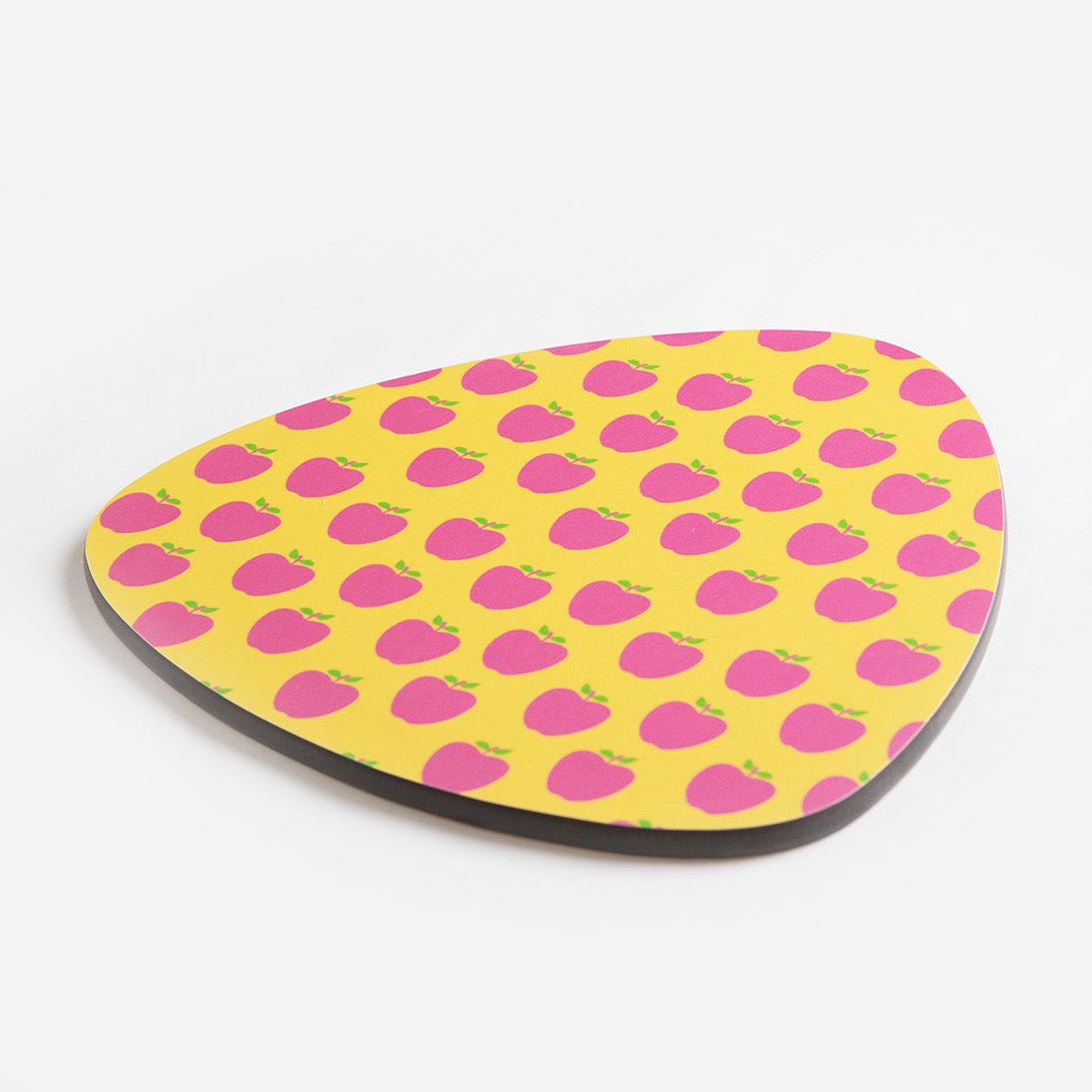 Sous plat décoratif vintage motif pommes fond jaune – Repose plat chaud en bois, style rétro années 50-70, décoration maison vintage.