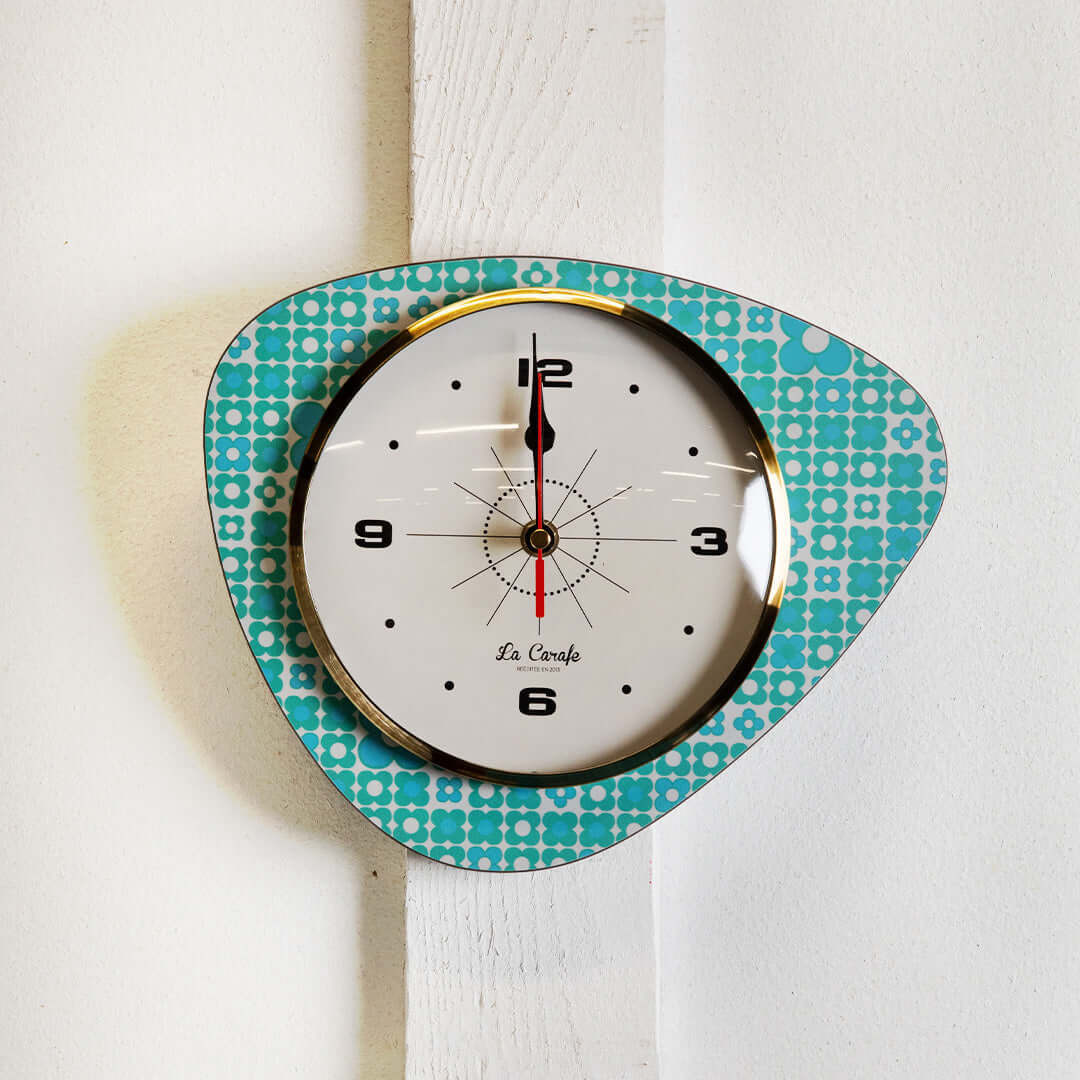 Horloge de cuisine originale avec motif turquoise, idéale pour maîtriser les temps de cuisson et organiser les préparations culinaires.