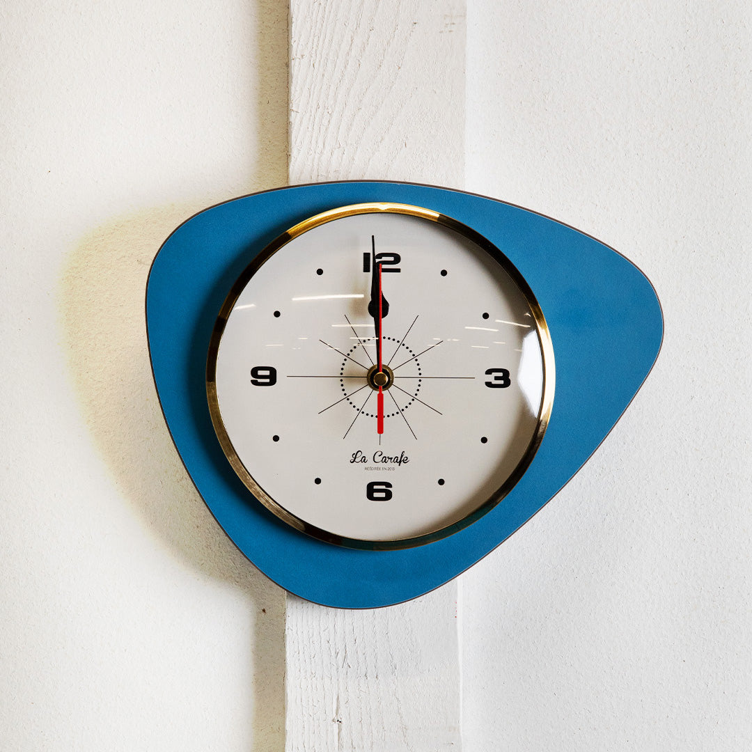 Horloge de cuisine originale bleue, design rétro, pour gérer efficacement le temps de cuisson et optimiser vos préparations culinaires.