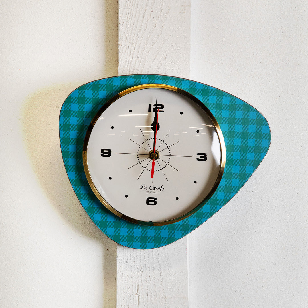 Horloge de cuisine originale avec cadran blanc et contours bleu à motif, idéale pour maîtriser les temps de cuisson et organiser vos préparations.