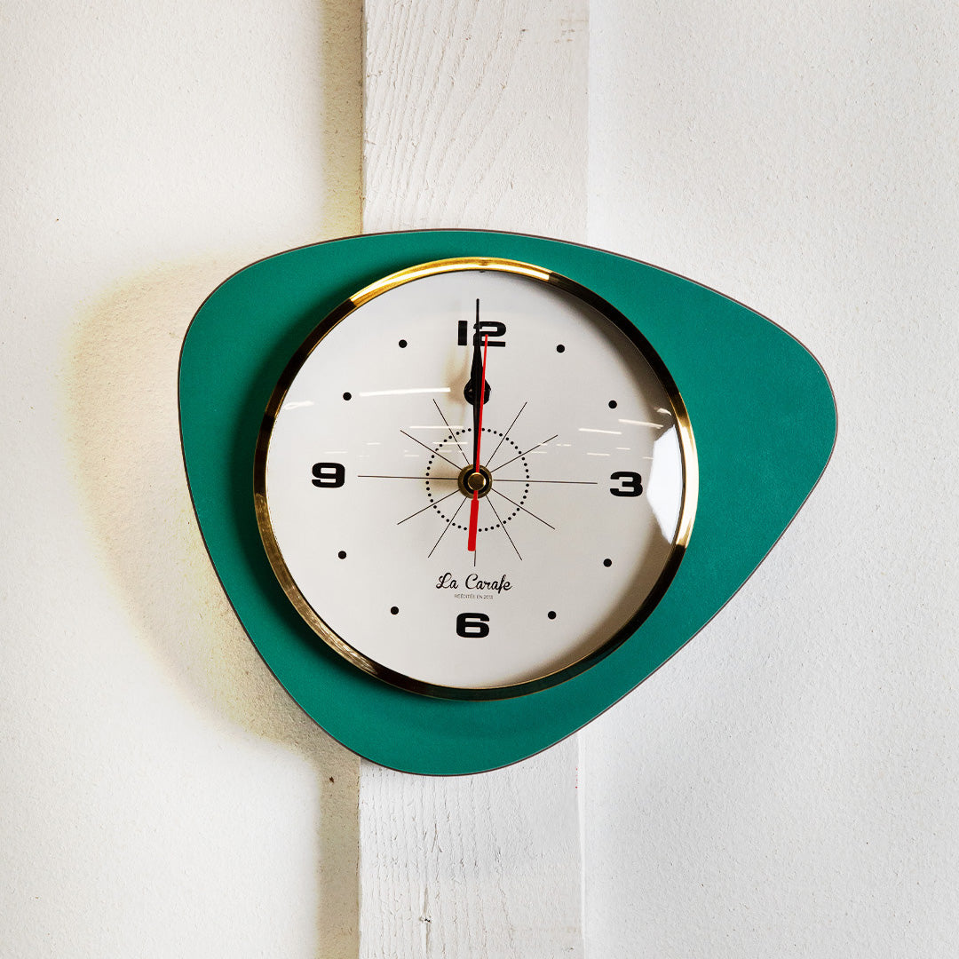 Horloge de cuisine originale verte, idéale pour suivre les temps de cuisson et organiser vos préparations culinaires avec précision.