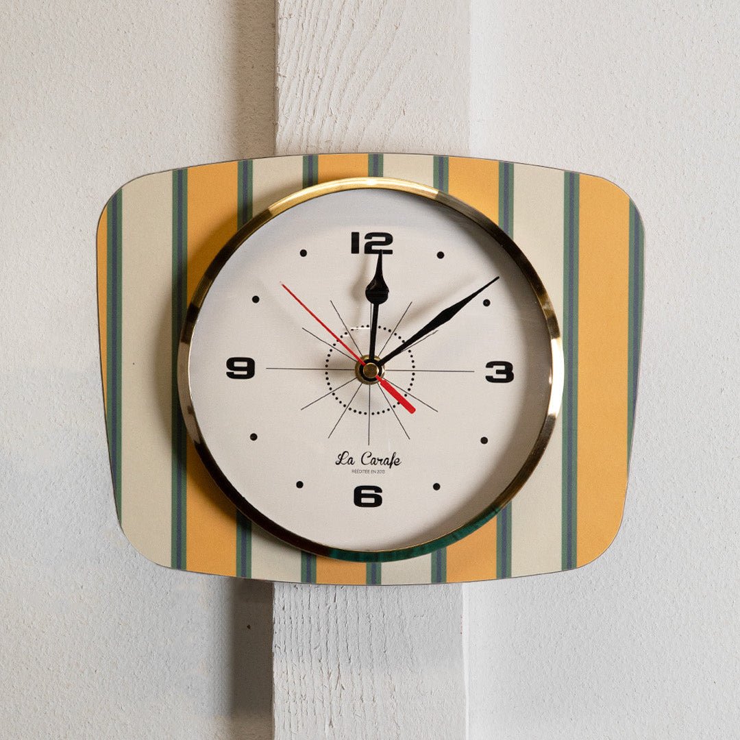 Horloge rectangulaire motif rayures vert/jaune cadran beige