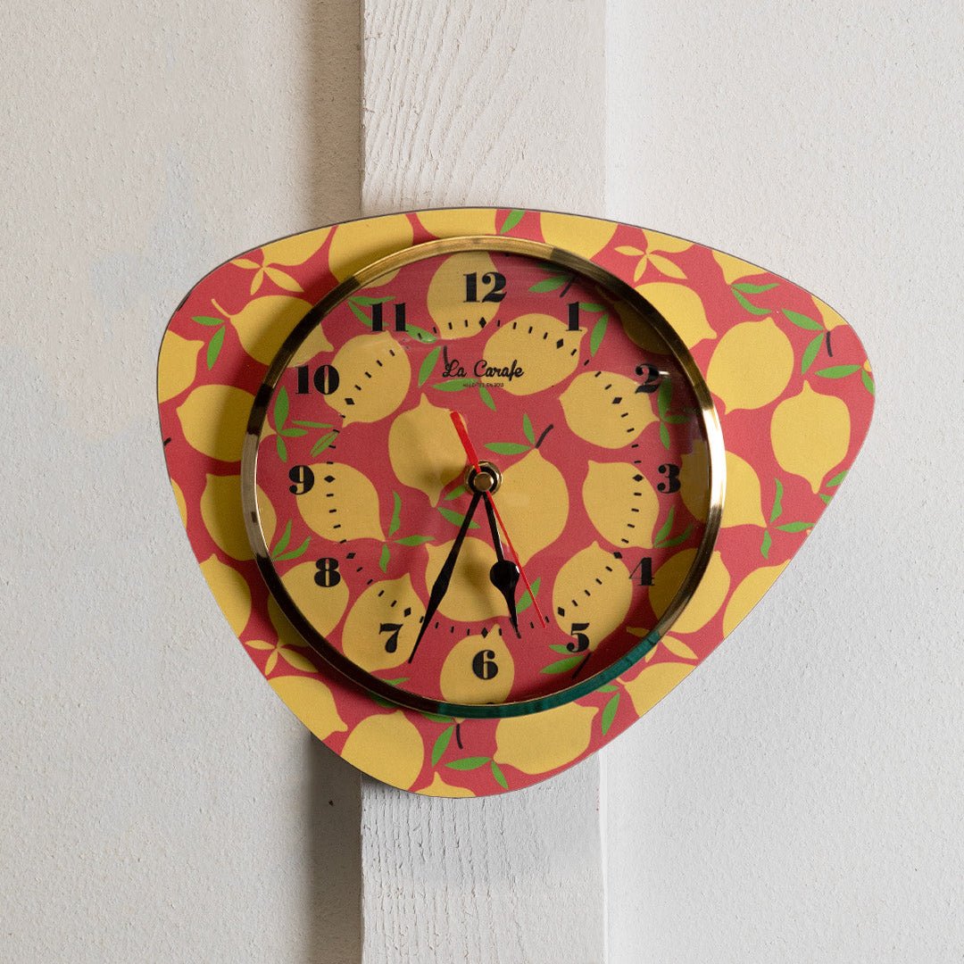 Horloge murale médiator motif citrons vintage années 50-70, décoration maison rétro et ambiance colorée authentique.