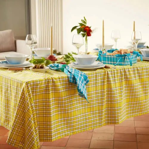 Nappe bistrot rectangulaire jaune 140x240cm en coton, avec vaisselle élégante, parfaite pour une ambiance authentique et conviviale.