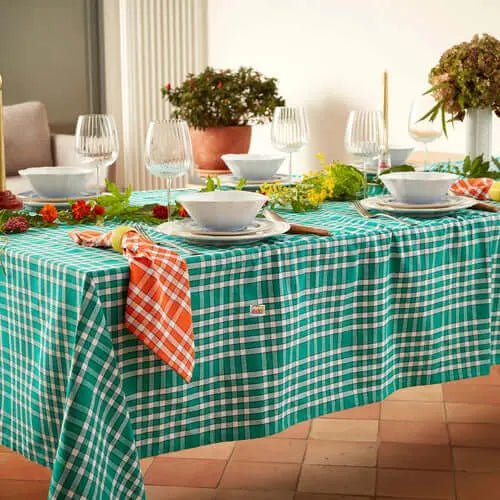 Nappe bistrot rectangulaire 140x240cm en coton carreaux verts sur table élégante avec vaisselle.