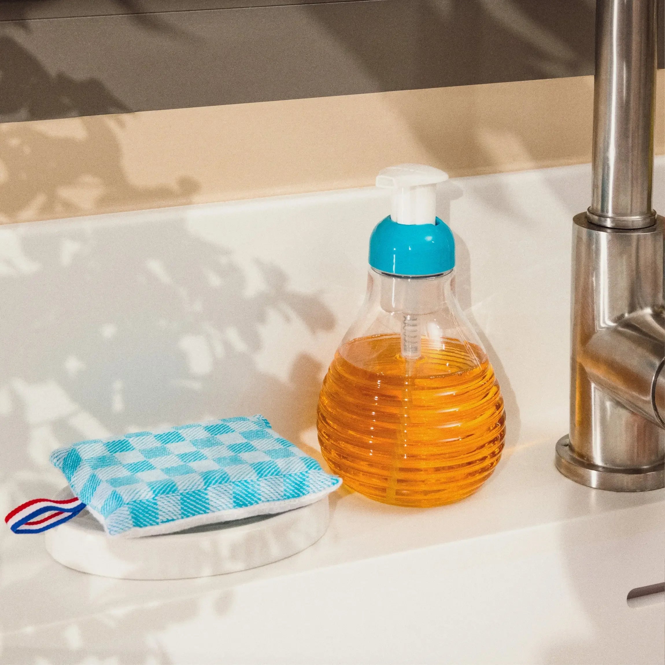 Le Distributeur de Savon - - La Carafe