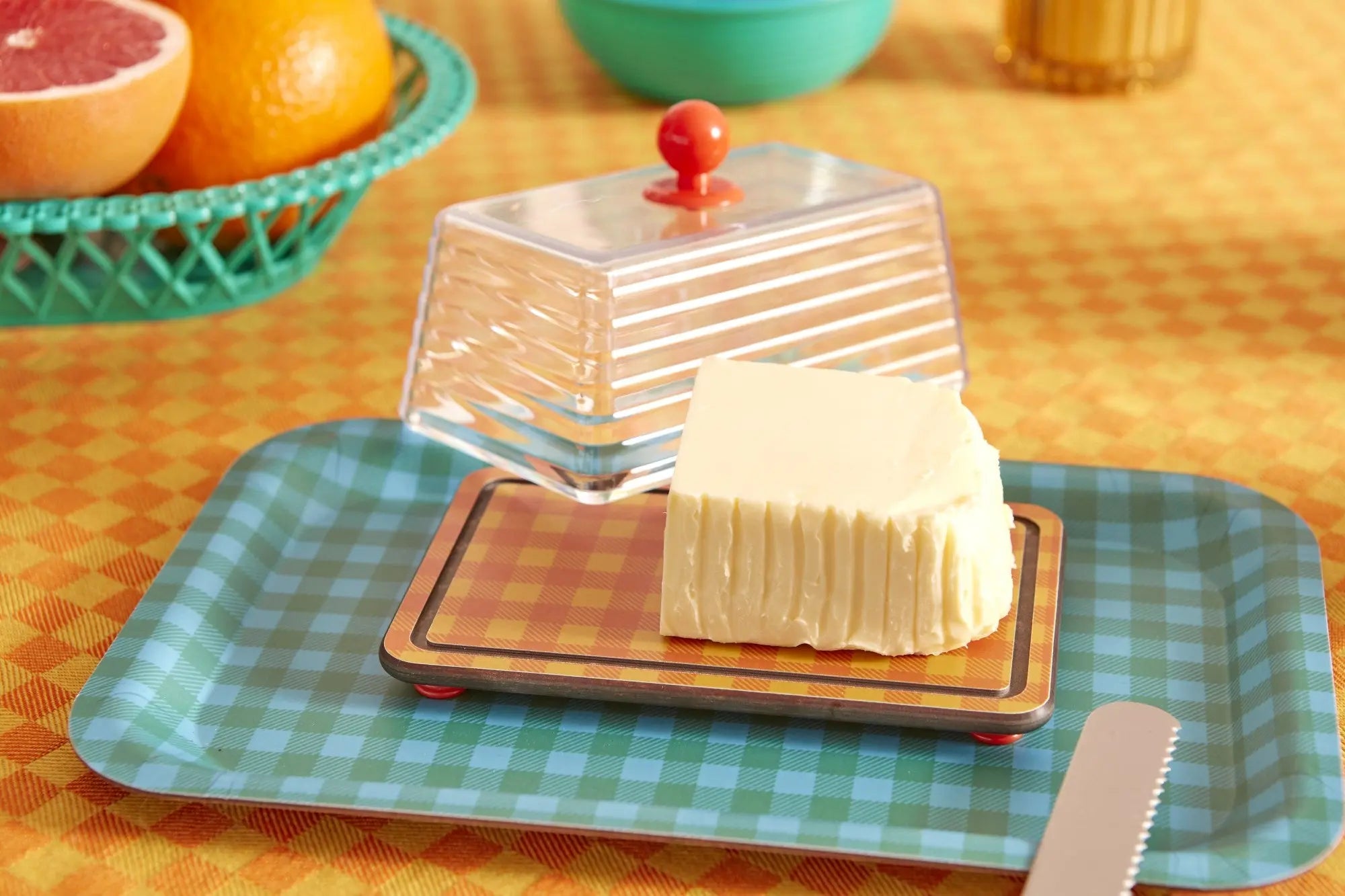 Beurrier design vintage avec plateau à motifs colorés, idéal pour conserver et protéger le beurre lors du petit déjeuner.