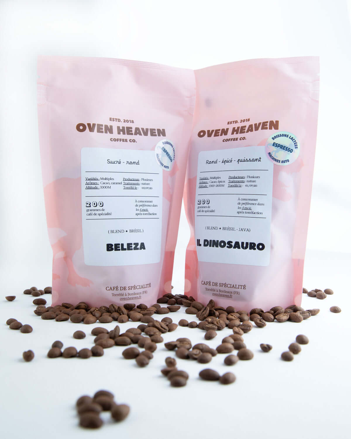 Paquets de café en grains Oven Heaven Beleza et Il Dinosauro avec grains épars, spécialité brésilienne d'arabica.