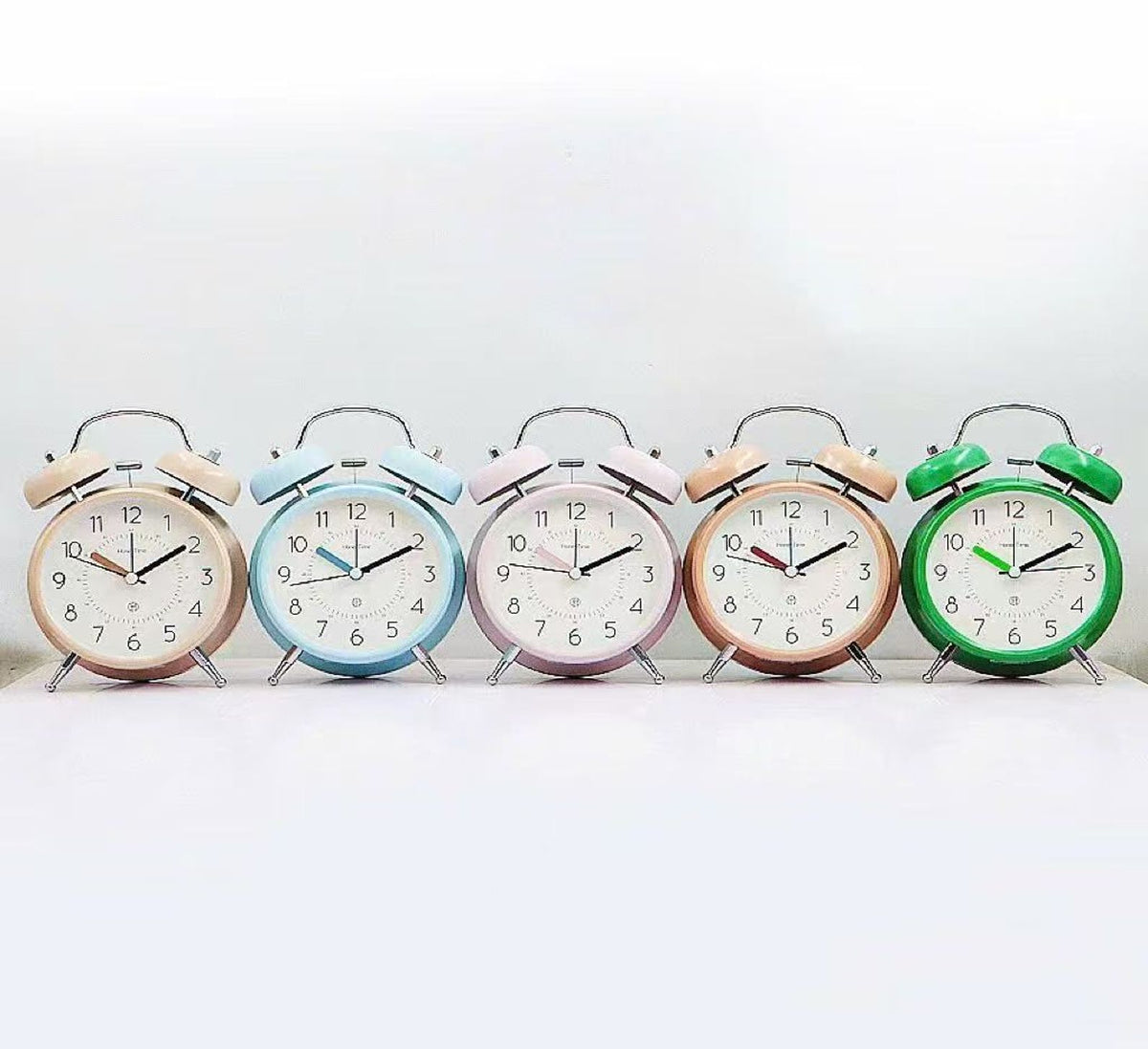 Réveils double cloches série pastel : champagne doré, bleu ciel, rose poudré, caramel et vert émeraude