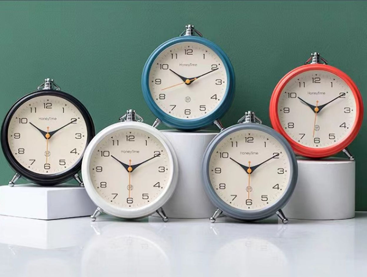 Réveil rétro façon montre à gousset avec anneau chromé, cinq coloris : noir, bleu canard, blanc crème, rouge et gris