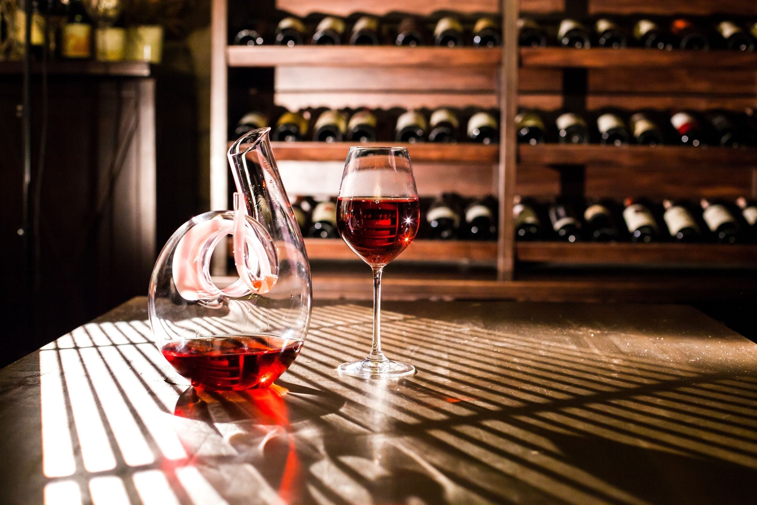 Carafer le vin : adoucir les rouges, affiner les blancs