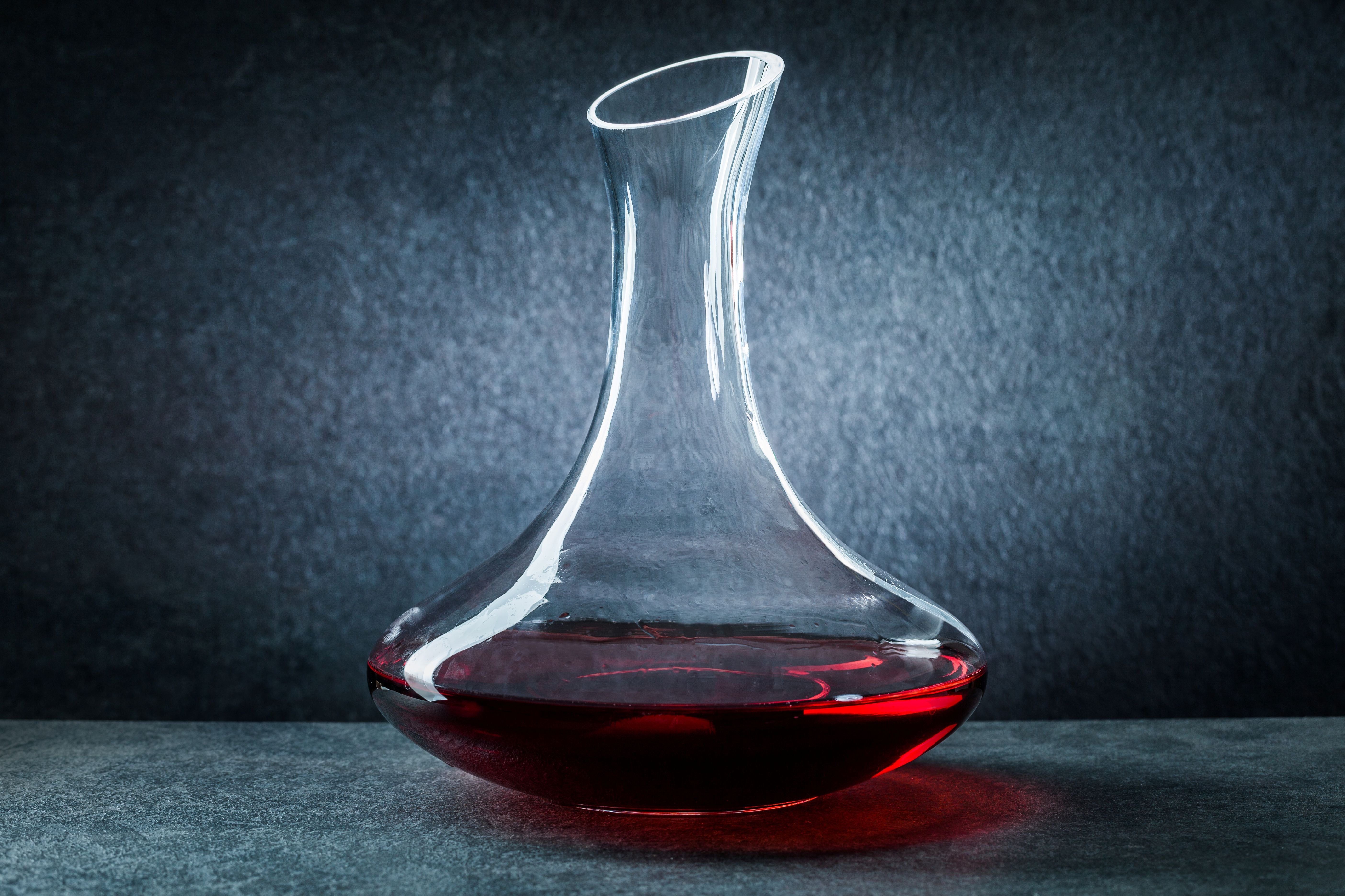 Comment nettoyer une carafe à vin ? Guide complet pour un verre éclatant