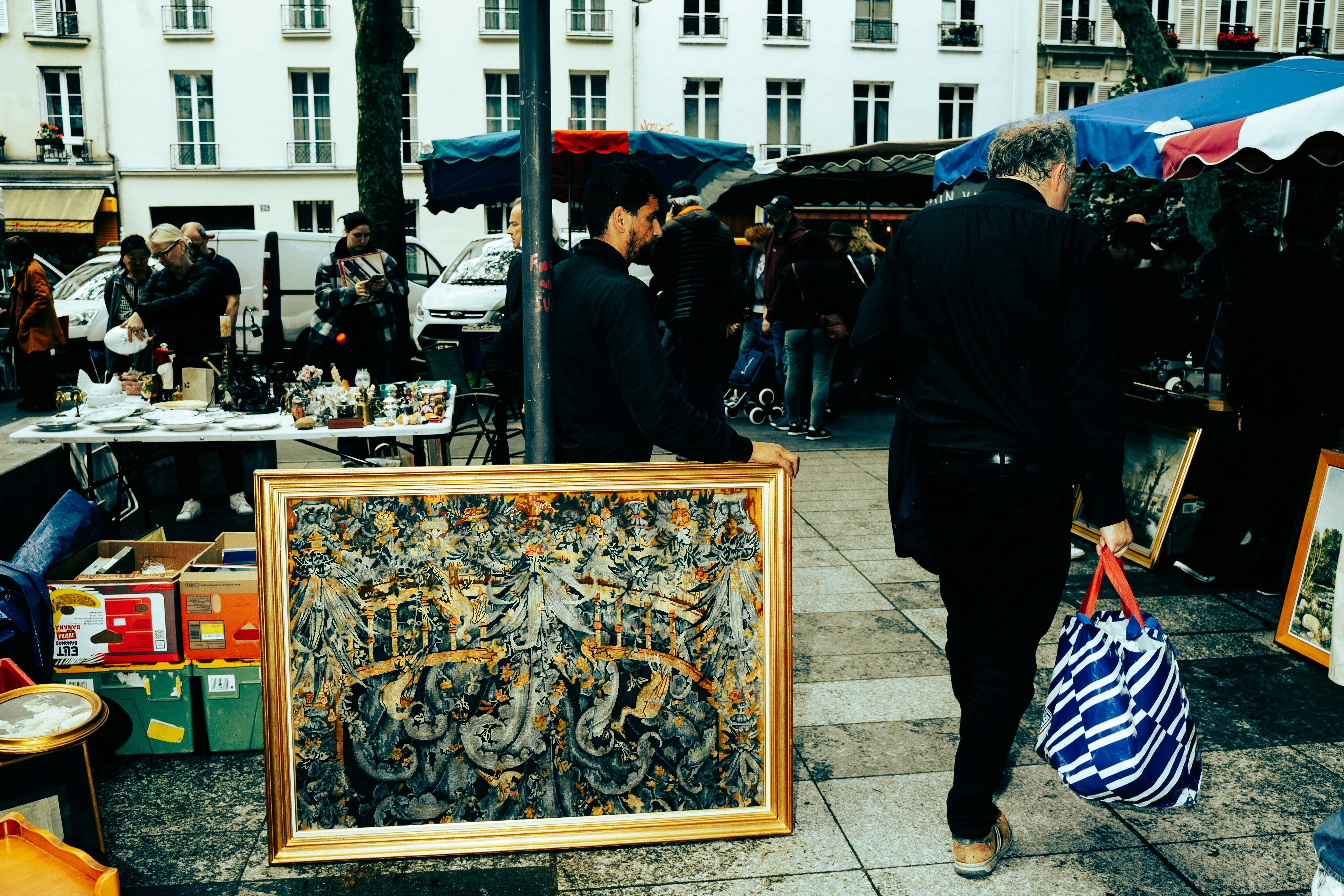 Scène de brocante avec des visiteurs qui chinent des objets vintage