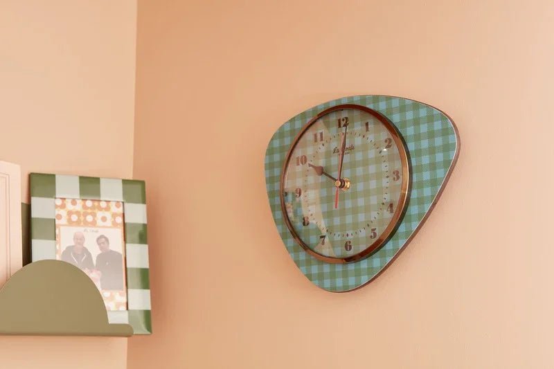 Comment Accrocher une Horloge Murale ? Hauteur, Outils et Fixations