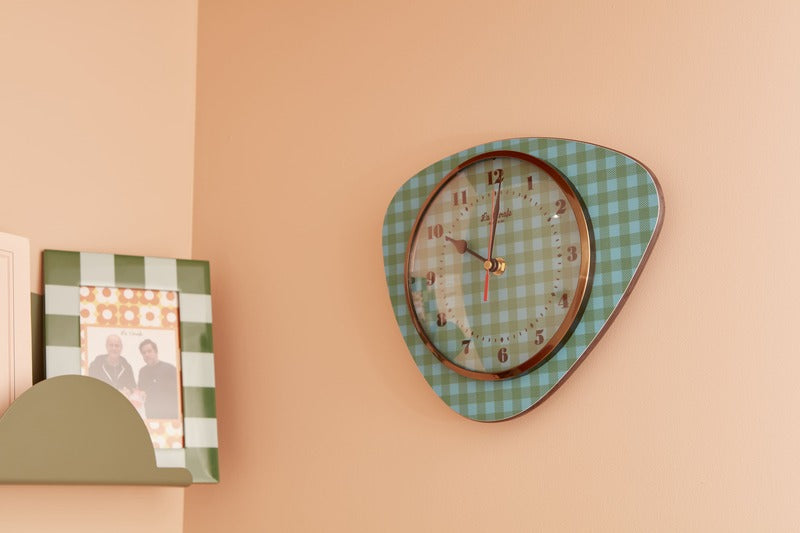 Comment accrocher une horloge murale : guide complet et astuces