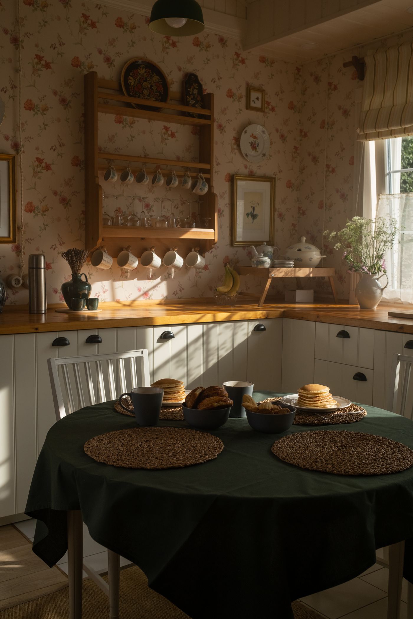 Cuisine rétro campagne avec table conviviale et papier peint fleuri
