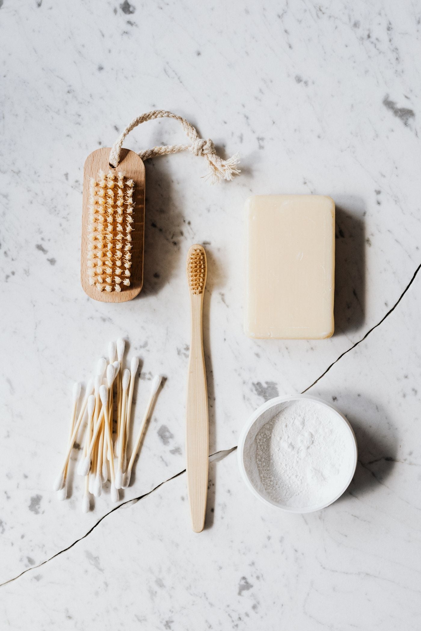 Bicarbonate, savon et brosse pour des produits ménagers maison