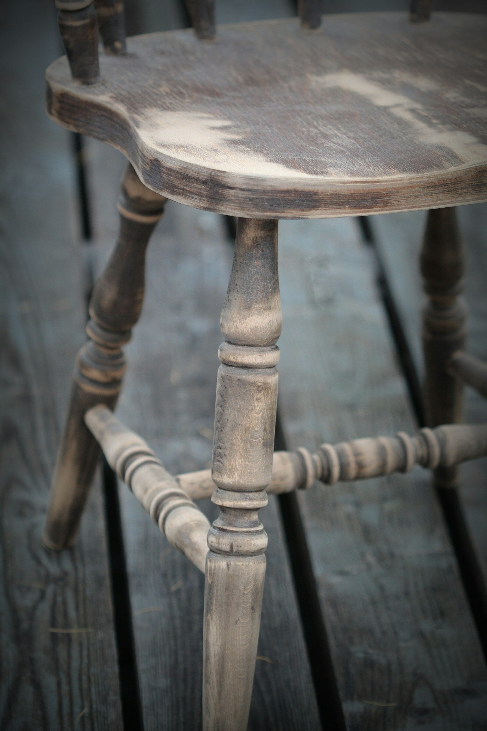 Chaises et meubles vintage en bois avant relooking