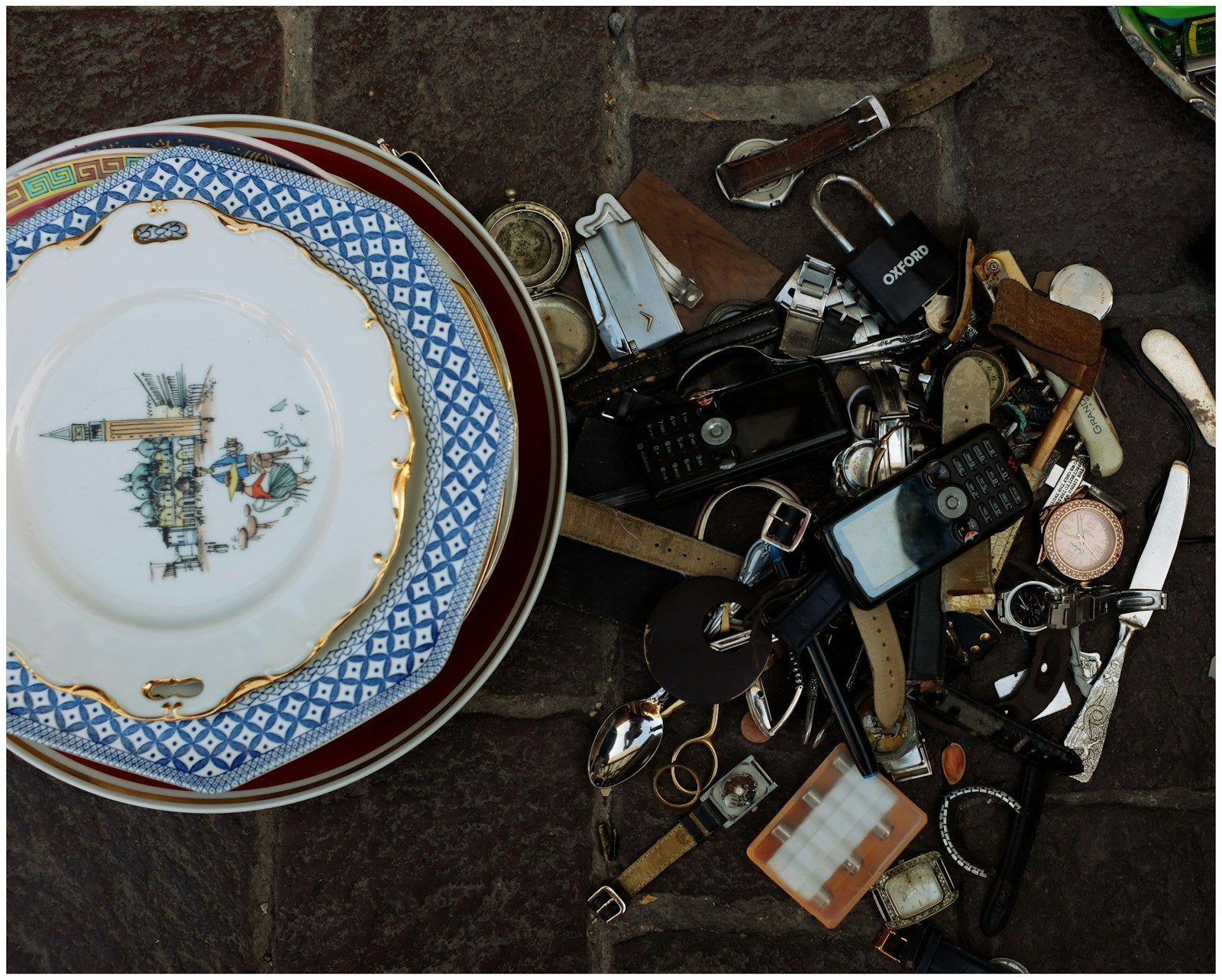 Objets vintage et assiettes anciennes présentés comme dans une brocante