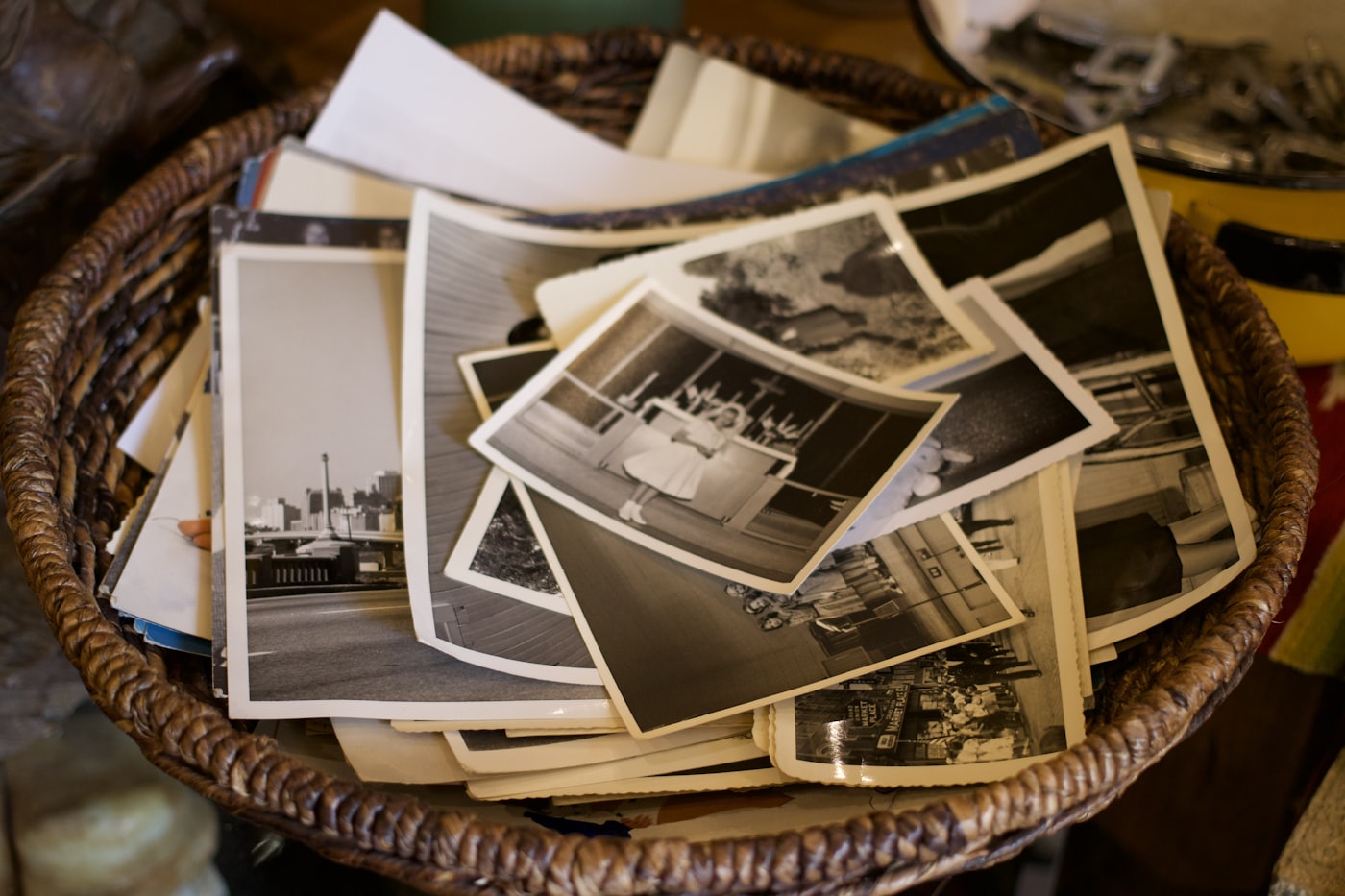 Photographies anciennes dans un panier, souvenirs de famille