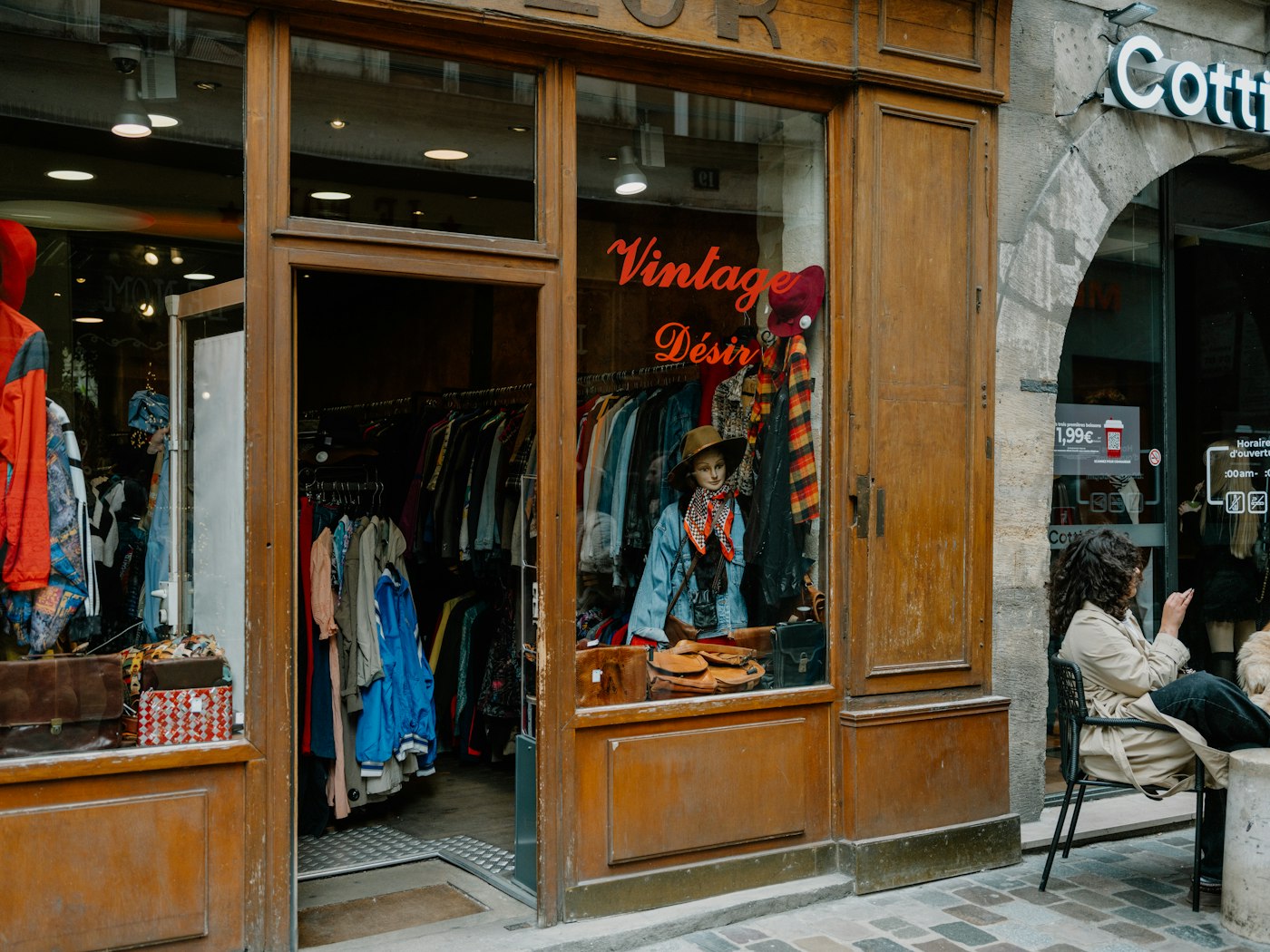 Boutique de vêtements vintage avec silhouettes rétro en vitrine