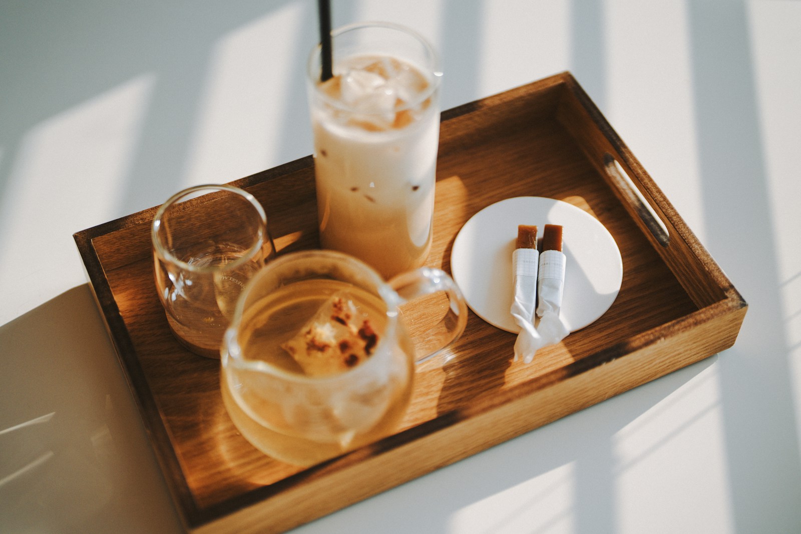 Plateau en bois avec cafés et verres sur une table de maison