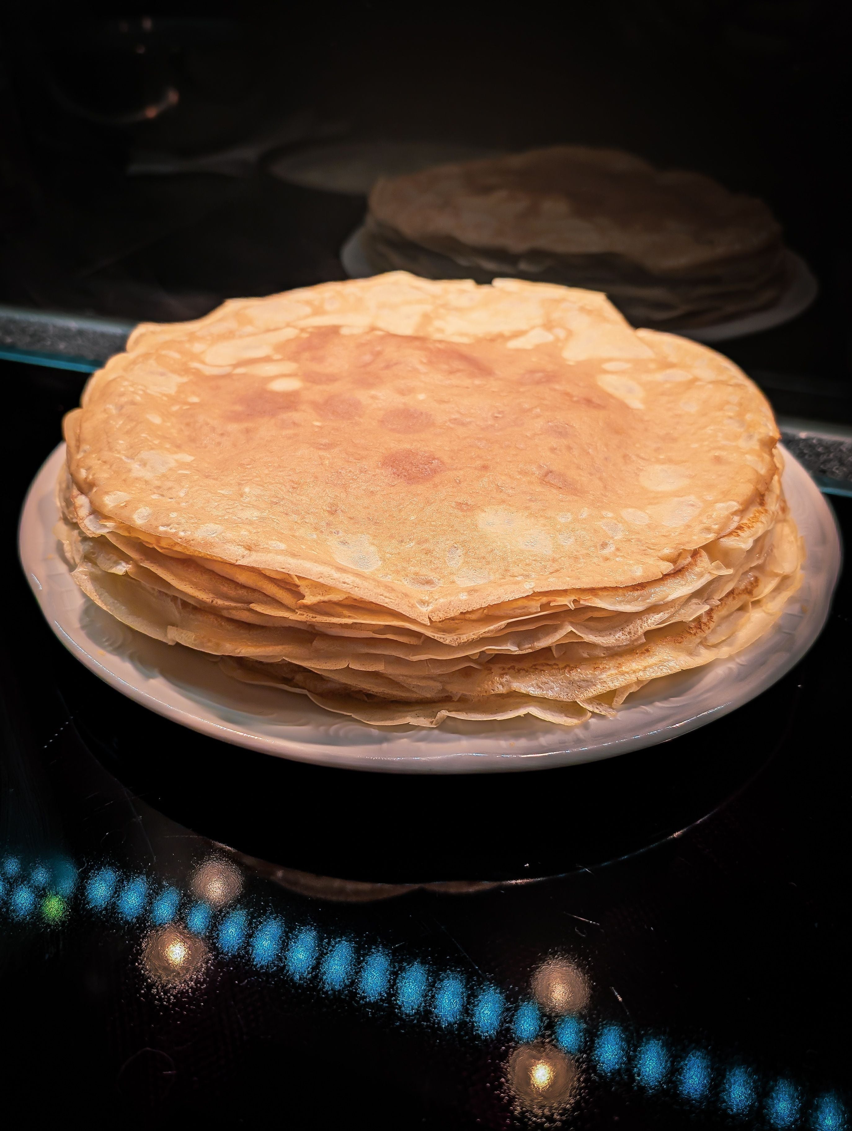 Pile de crêpes maison sur une assiette