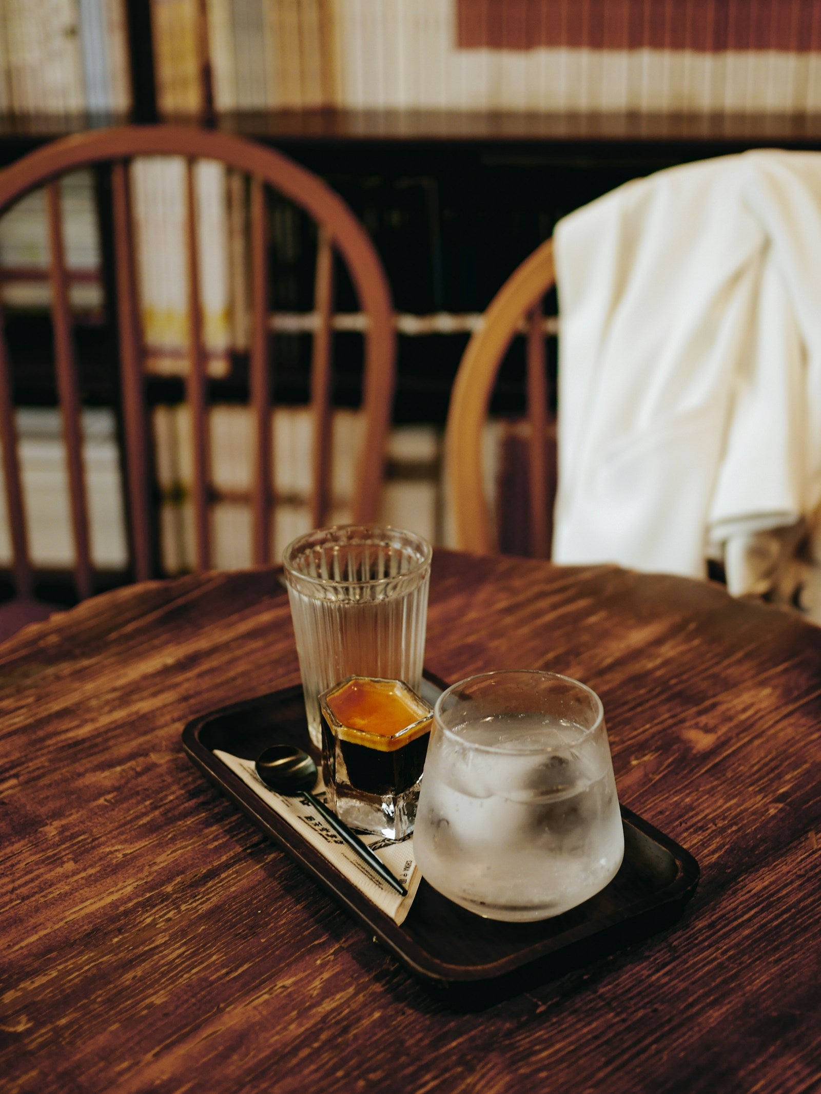 Verre à eau transparent posé sur une table en bois