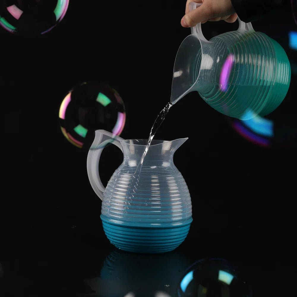 Versement d'eau dans une carafe vintage bleue sur fond noir avec bulles colorées, illustrant l'élégance des arts de la table.