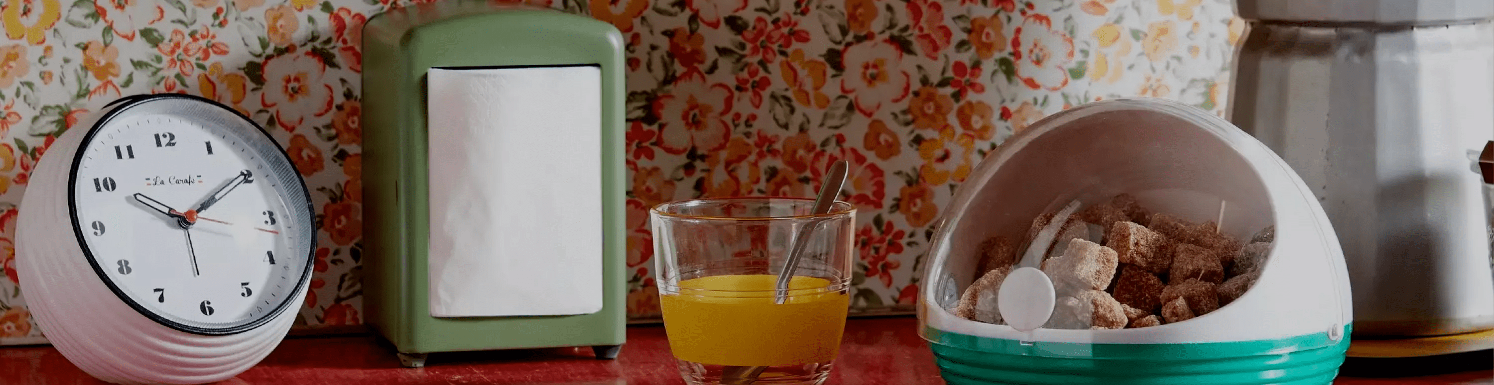 Ustensiles de cuisine vintage La Carafe en acier inoxydable : économe, décapsuleur et limonadier au design rétro coloré.