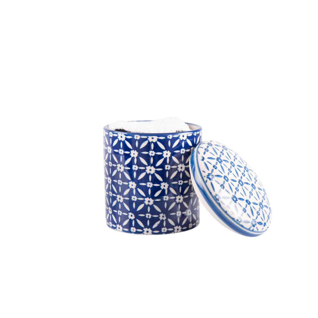Pot en céramique bleu et blanc pour cotons-tiges, motif décoratif élégant, salle de bain organisée.