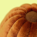 Détail du velours de la peluche Jellycat Amuseables Carole Canelé