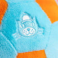 Détail du logo Jellycat brodé sur la peluche Jellycat Football