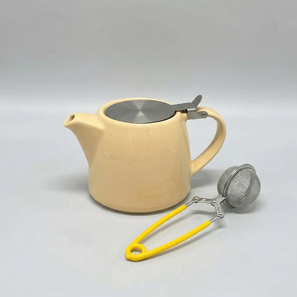 Kit Amateur de Thé · Théière vintage en céramique crème 500ml avec pince à thé inox et silicone jaune rétro.