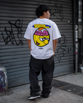 T-shirt DDP Digital Burnout blanc porté avec pantalon streetwear