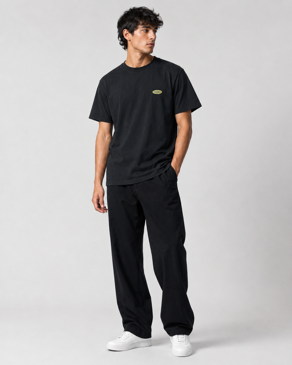 T-shirt droit DDP95 noir en coton, petit logo ddp brodé sur la poitrine