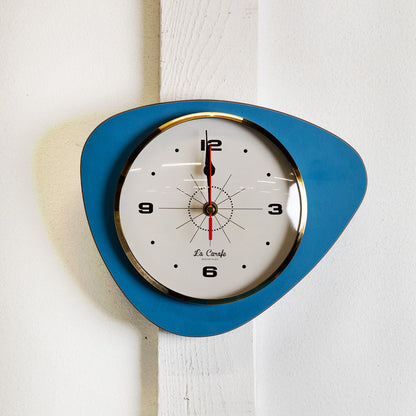 Horloge de cuisine originale bleue, design rétro, pour gérer efficacement le temps de cuisson et optimiser vos préparations culinaires.